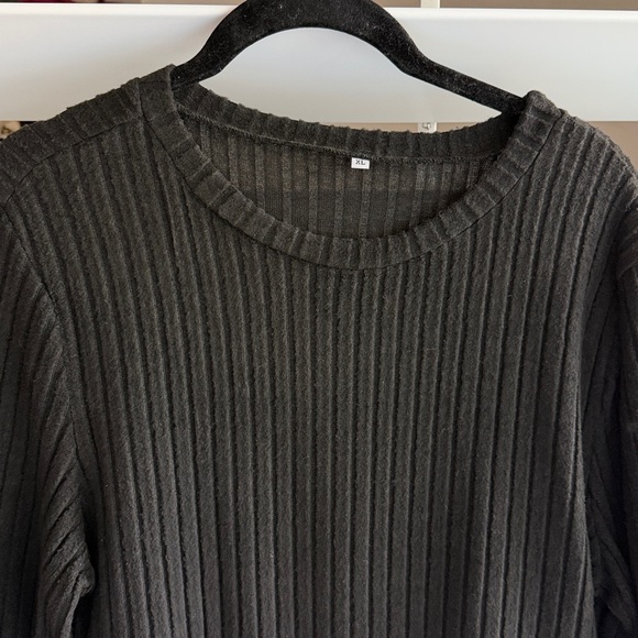 Black and White Ribbed Knit Top - Picture 3 of 5